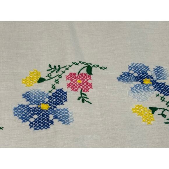 Vintage Hand Embroidered Floral Tablecloth 56" X 100" Rectangle - Picture 4 of 7